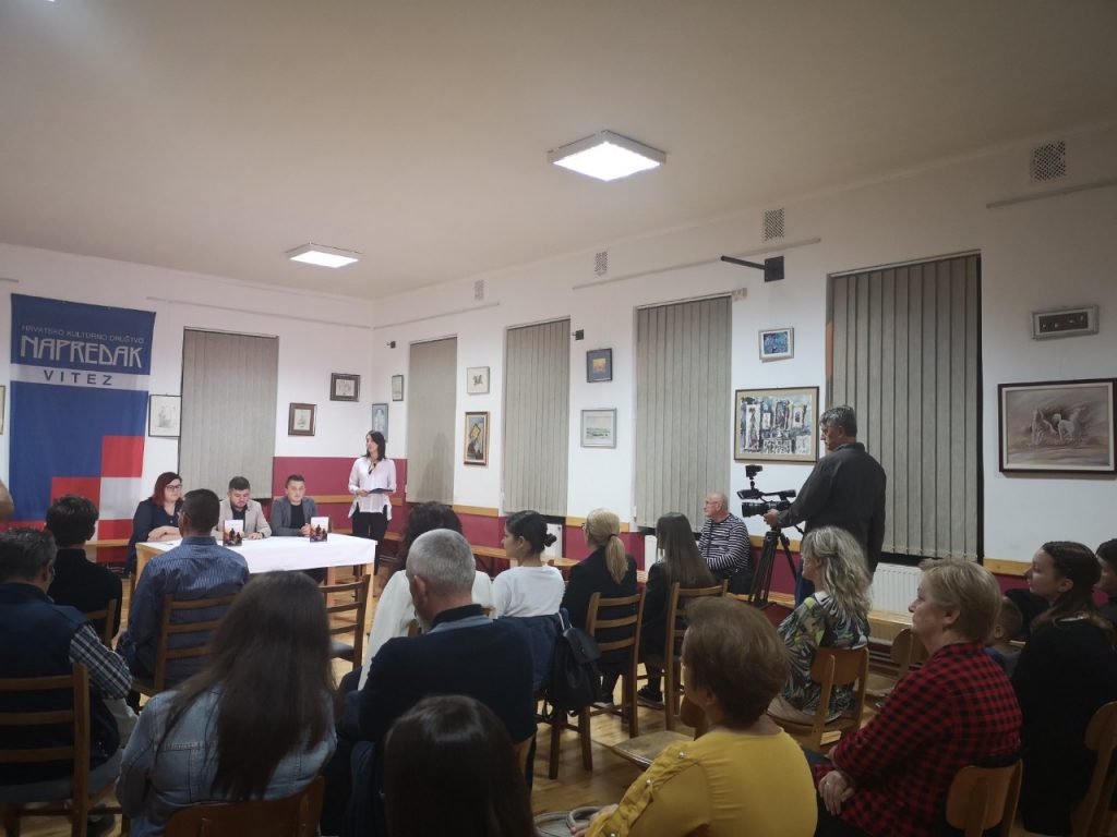 U zgradi HKD “Napredak” Vitez održana promocija romana “Iščekujući zoru”