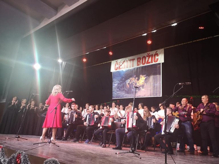 U prepunoj dvorani Hrvatskog doma u Vitezu u organizaciji Hrvatskog kulturnog društva Napredak Vitez održan svečani koncert u povodu blagdana Božića