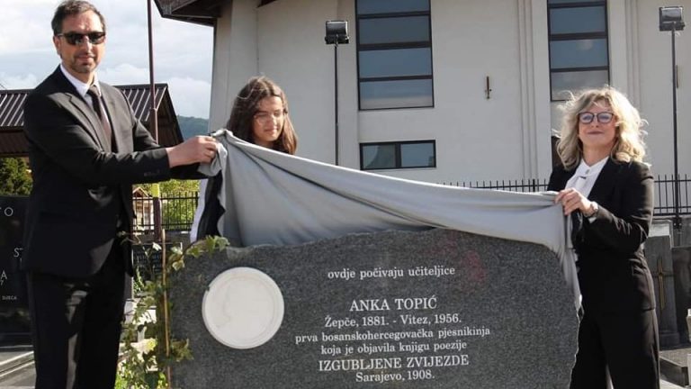 Svečano otkrivanje obnovljenog spomenika pjesnikinji Anki Topić
