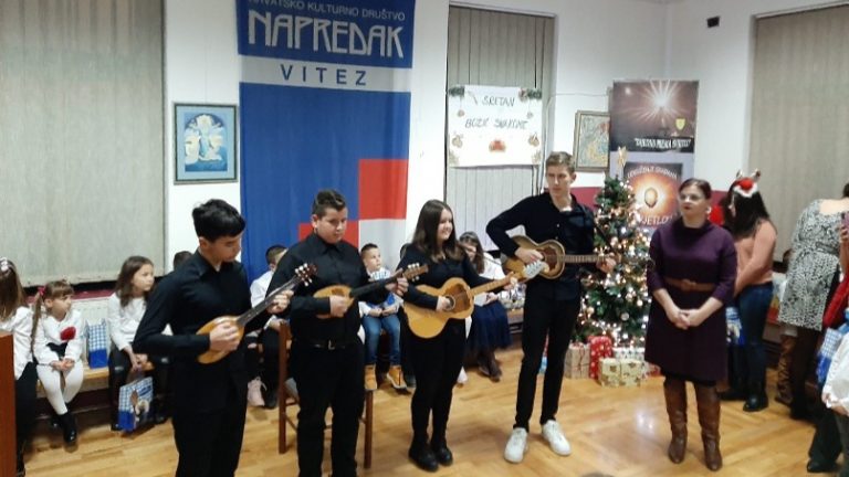 Napretkov tamburaški sastav na humanitarnoj izložbi UG ,,Svjetlo”