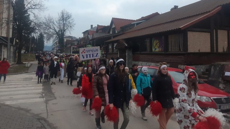 Raspjevane maškare prodefilirale Vitezom i zajedničkim plesom zauvijek rekle doviđenja koroni