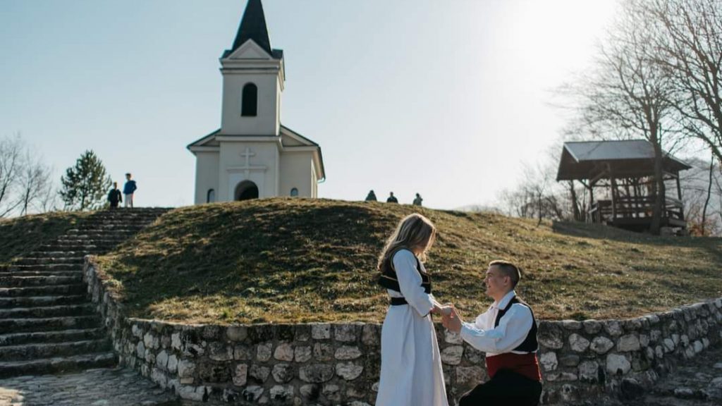 Zaruke Napretkovih članova: U narodnim nošnjama i na posebnom mjestu