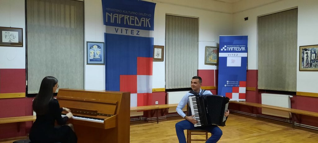 Marko i Lana u viteškom Napretku oduševili s klavirom i harmonikom