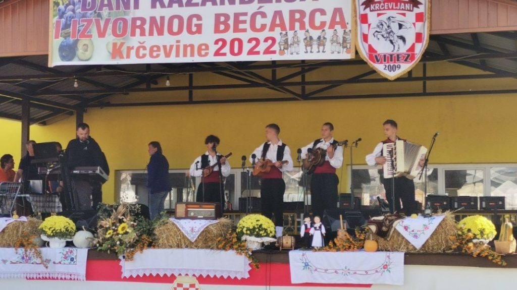Napretkov tamburaški sastav nastupio na Danu kazandžija i izvornog bećarca u Krčevinama