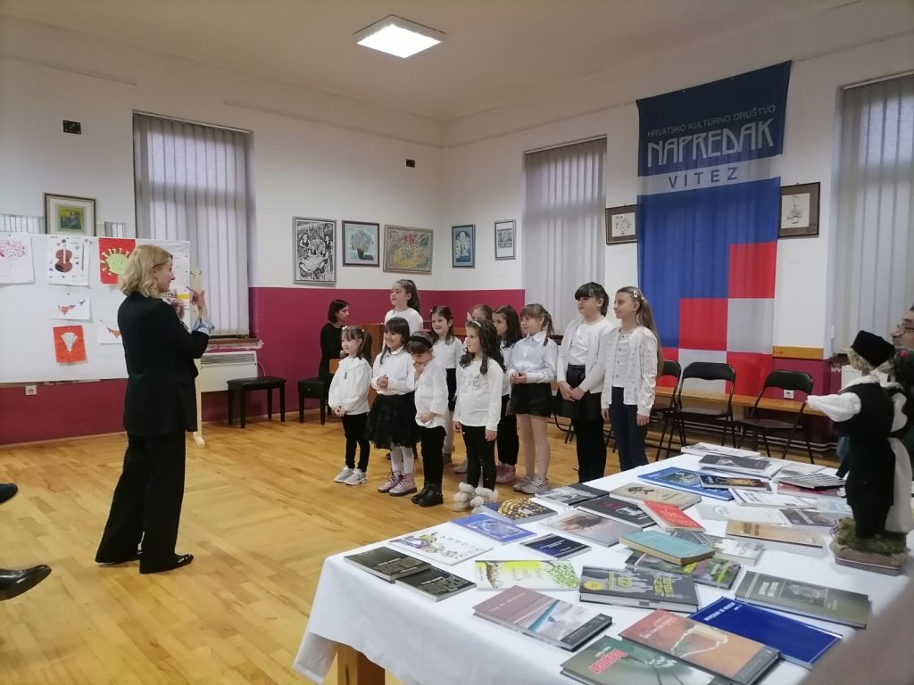 Darivanjem knjiga tijekom večeri poezije u Napretku prikupljeno preko 100 knjiga. Osniva se međunarodna biblioteka poezije ,,Anka Topić”