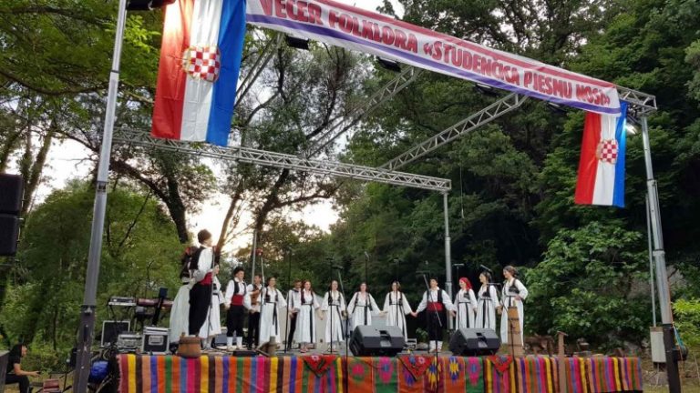 Viteški folkloraši na smotri folklora u Studencima kod Ljubuškog