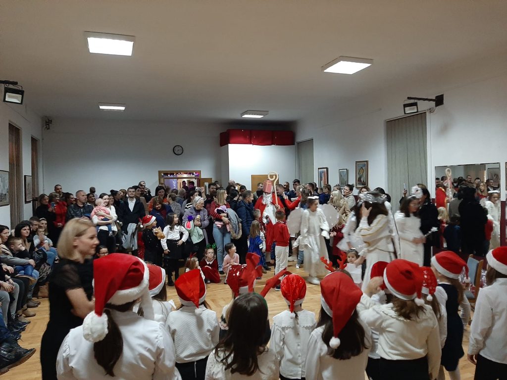 VITEZ: Sveti Nikola obradovao 110 djece u Napretku