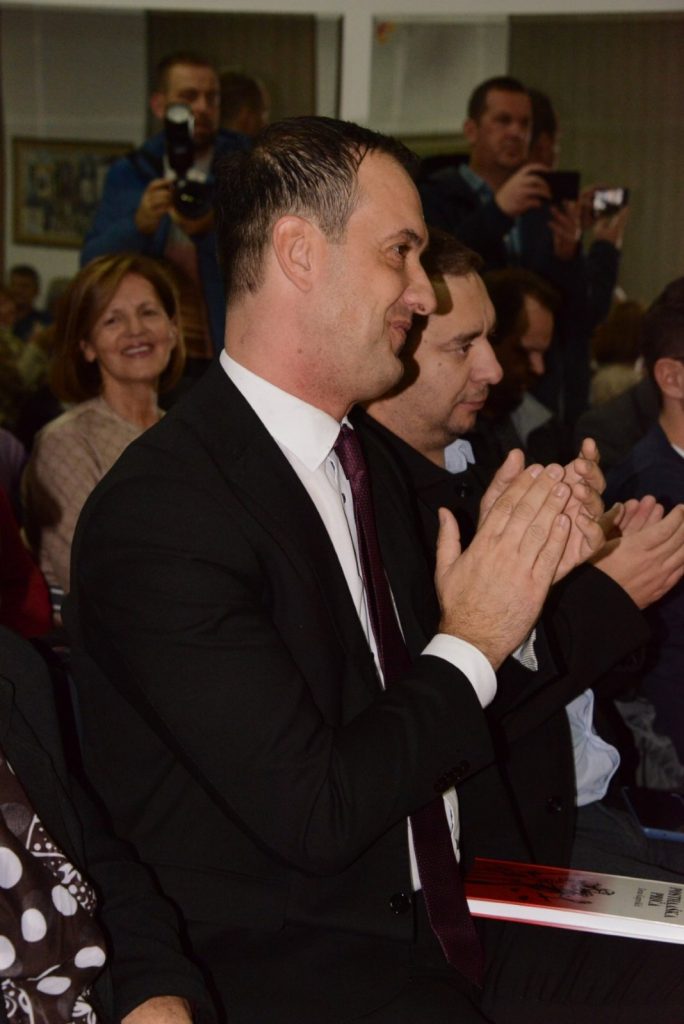 IMG-de91c49b44d35bea750609c426a44b46-V-684x1024.jpg