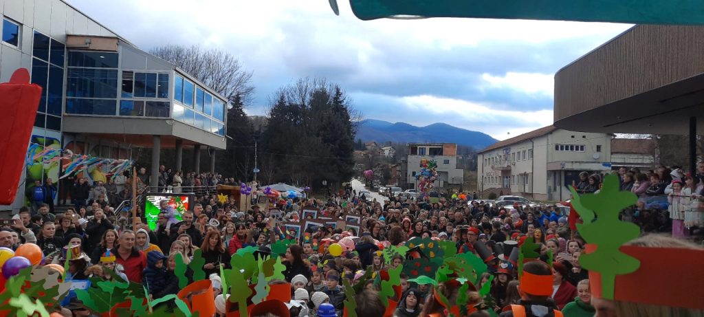 Viteške maškare danas zavladale gradom, povorkom i zabavom zabavile mnoge