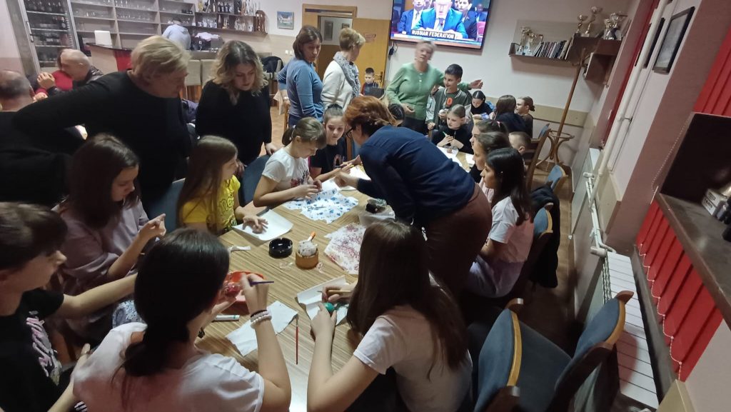 U Napretku sinoć održana radionica ukrašavanja uskrsnih pisanica