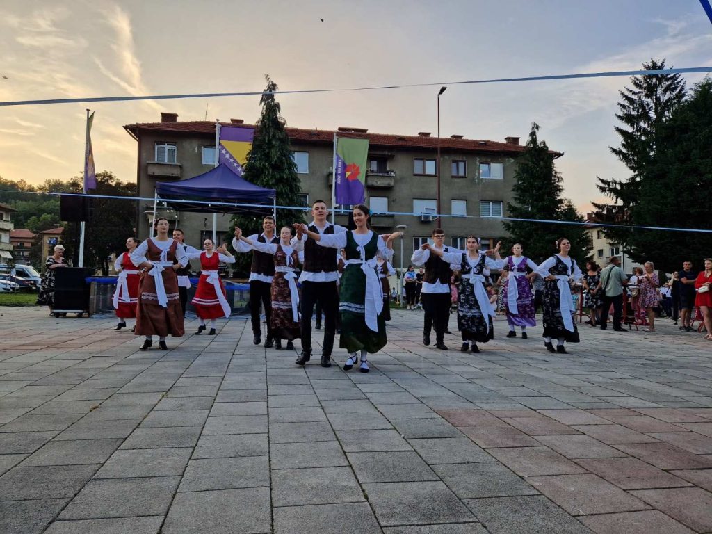 Viteški folkloraši na Gastro festu u Novom Travniku