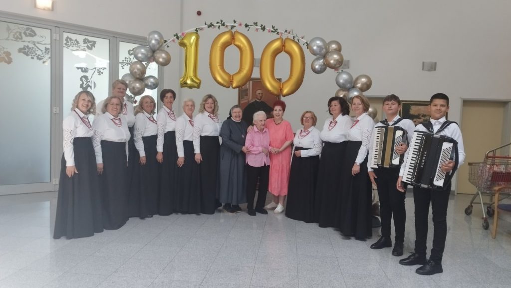Napretkovci na proslavi 100. rođendana bake Tomislave