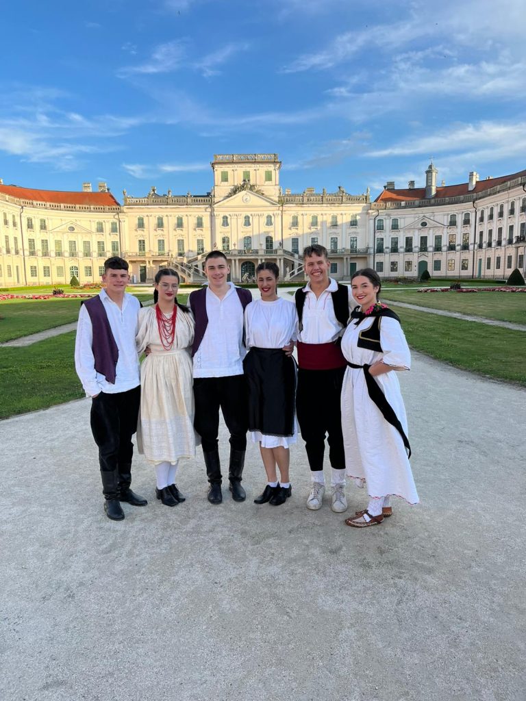 Mladi folkloraši iz HKD Napredak Vitez Katarina Nevistić, Ivanela Jonjić, Nevena Mlakić, Anđelo Rajić, Marko Šapina i Matej Žabić sudjelovali su u projektu ‘Po staza naših starih’
