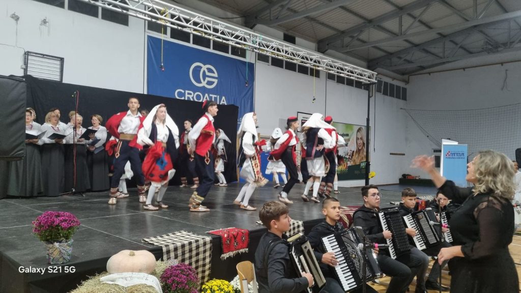 VELIČANSTVENO SMOTRA UPOZNAVANJA I DRUŽENJA U KREŠEVU