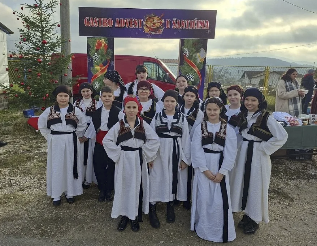 Mali folkloraši HKD Napredak Vitez na Gastro Adventu